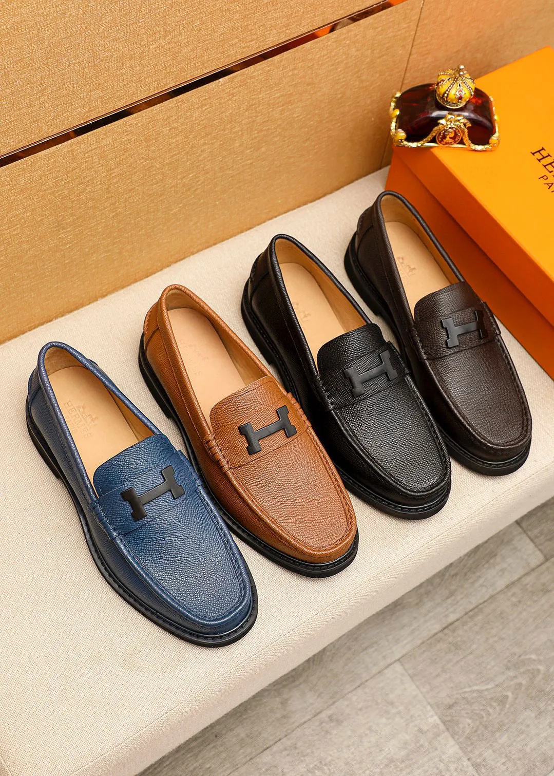 Men's shoes 💰460 💐 Product trademark: HERMES "Hermès" casual leather shoes Regular size: 39-44 (38.45🉑️customized) Product materials: Selected imported first-layer cross-grain cowhide upper + luxury hardware buckle, imported water-dyed cowhide lining. Strong three-dimensional visual effect, non-slip and wear-resistant rubber outsole Color: 4⃣️colors available